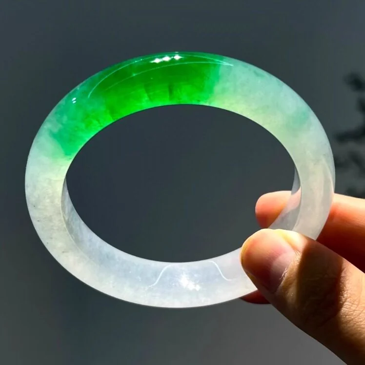 Front view of the Emerald Horizon polished green bangle.
